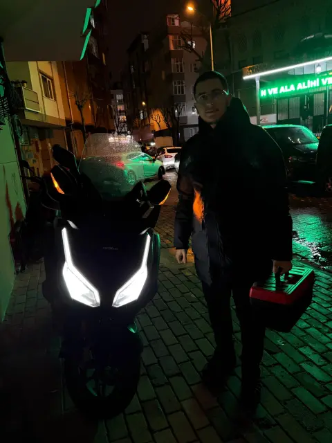 Usta gece servisinde, motoru ve alet çantasıyla